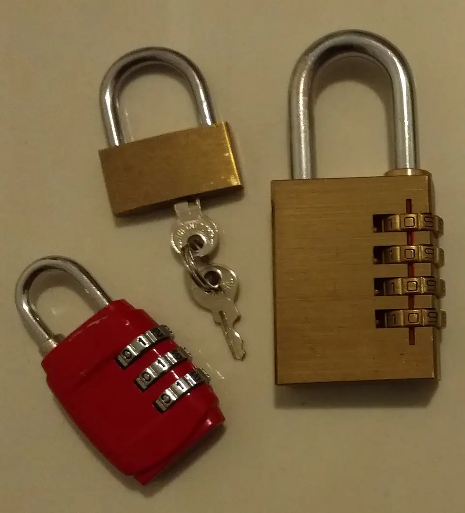 Tres candados, uno de llave y dos de combinación