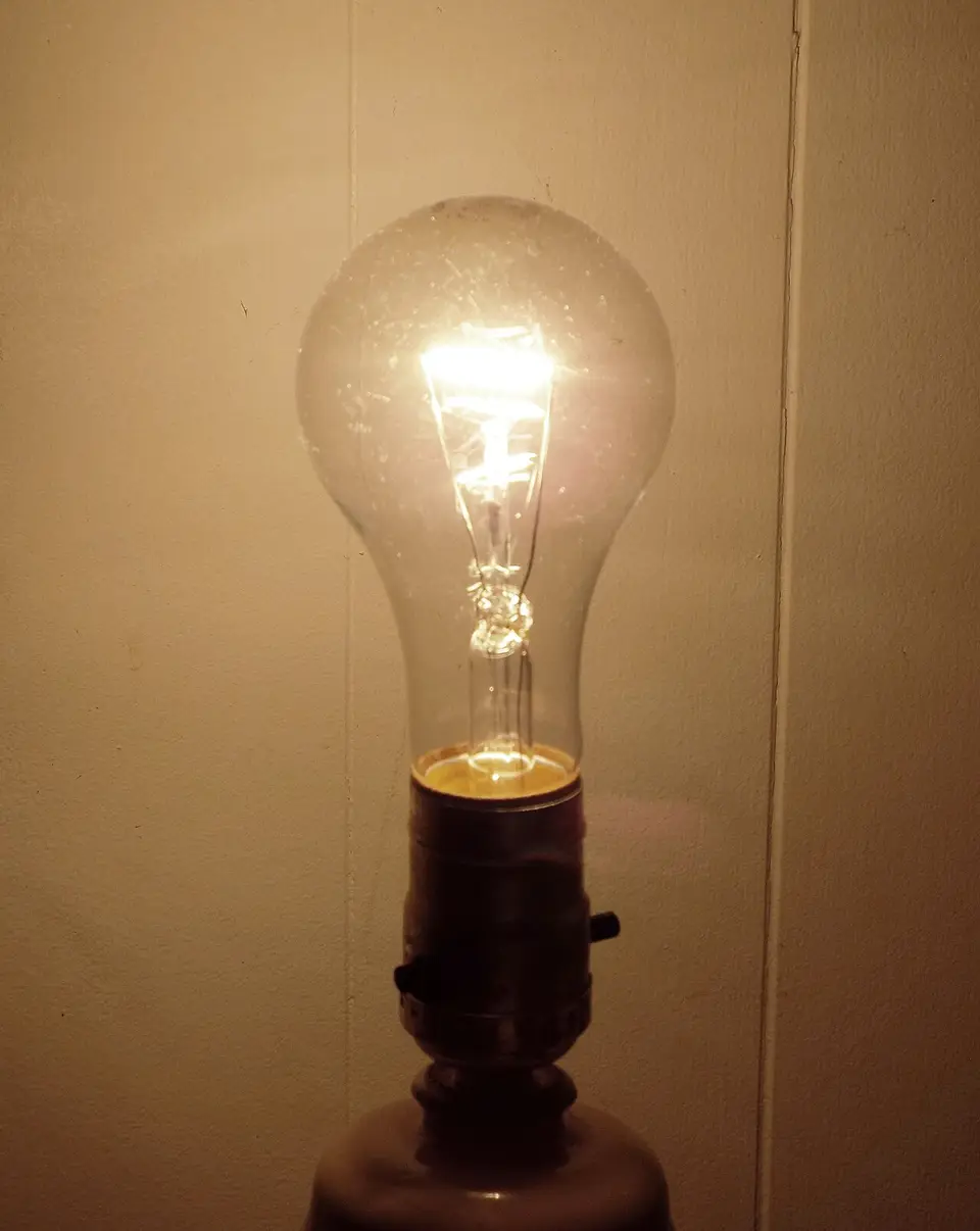 Bombilla encendida en un portalámparas