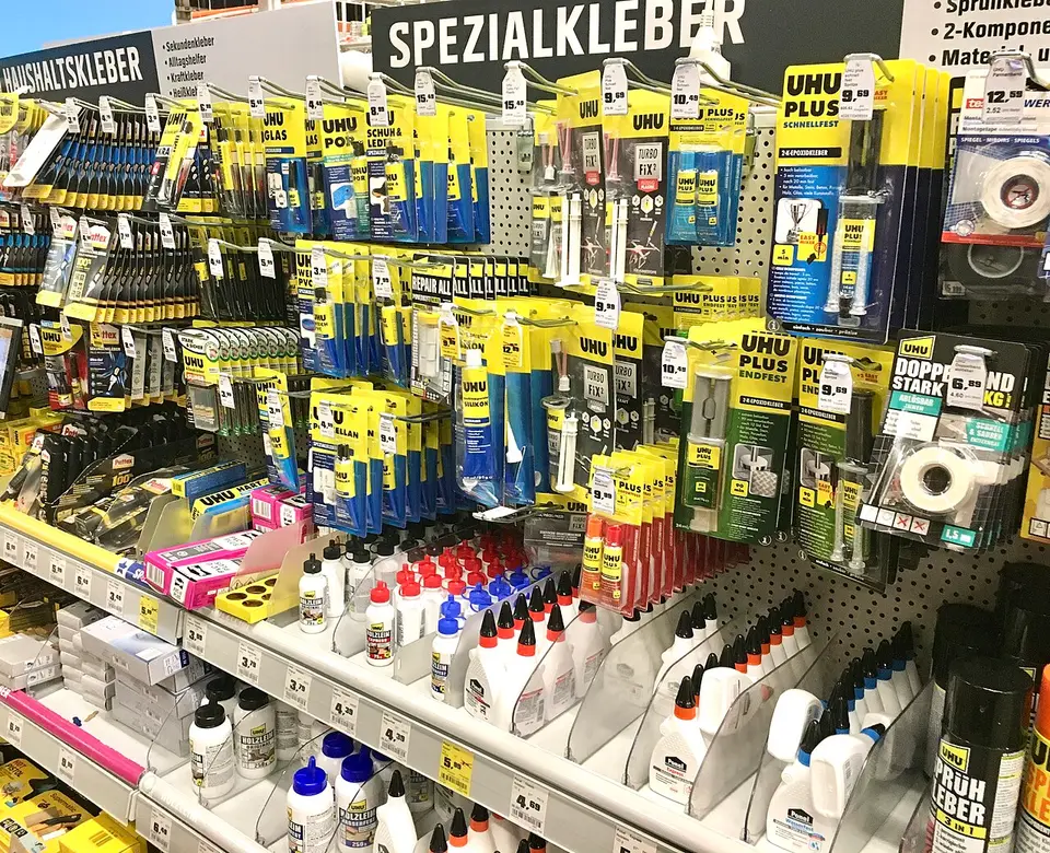 Estantería de una ferretería llena de colas y adhesivos